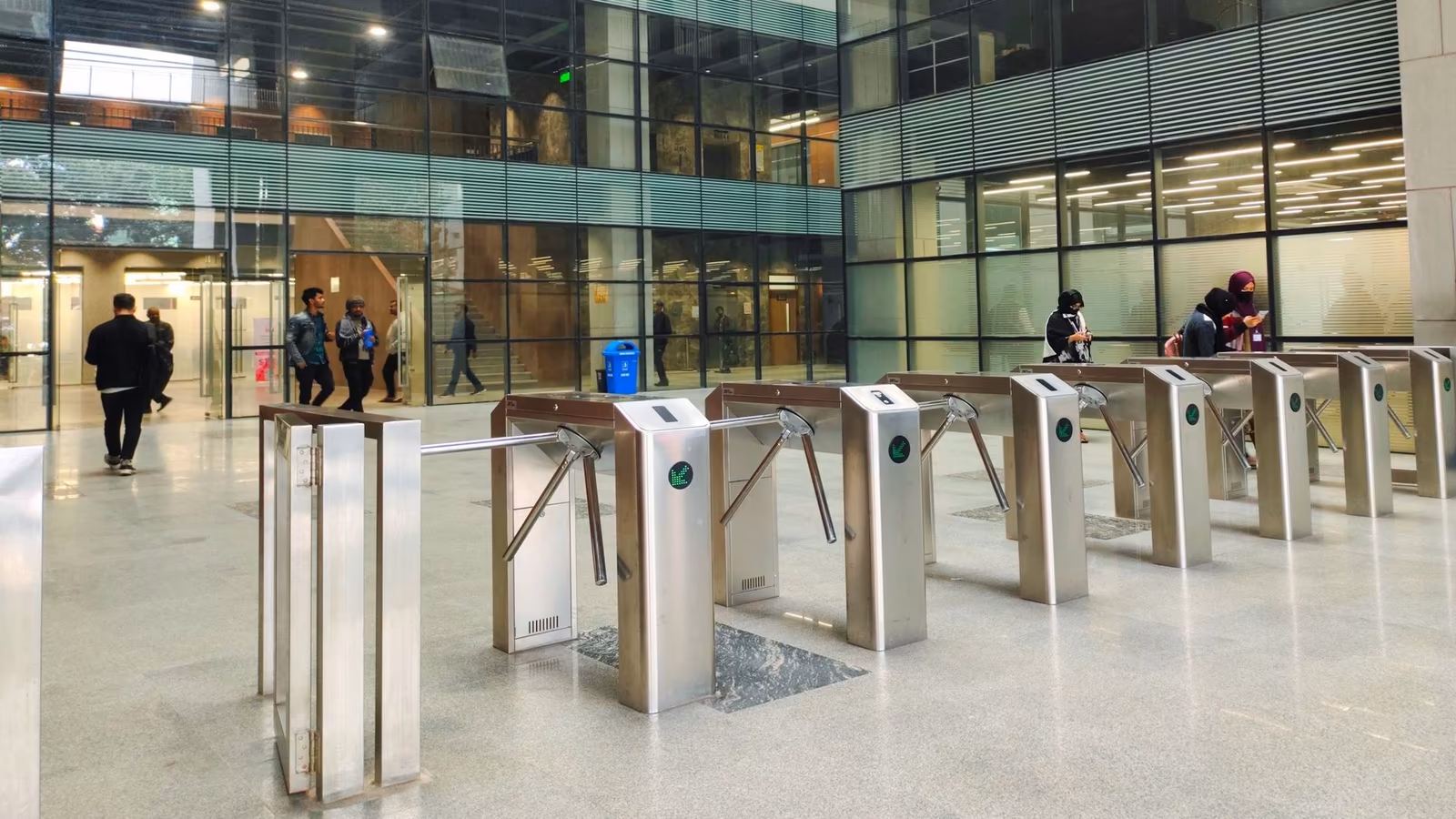 Zcash Ironwood – Biểu đồ mô tả quá trình di chuyển ZEC từ kho Orchard sang kho Ironwood, với hình ảnh cửa xoay (turnstile) và biểu tượng bảo mật chống lượng tử