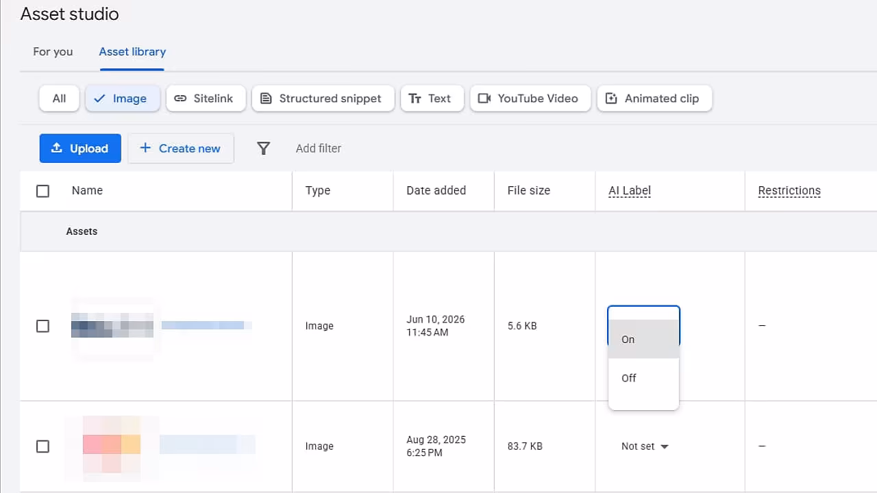 Giao diện Google Asset Studio với tùy chọn dán nhãn AI trên hình ảnh quảng cáo