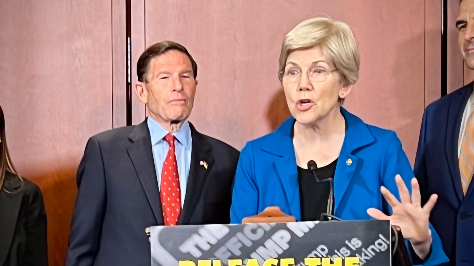 Đạo luật Clarity – Minh họa về Thượng nghị sĩ Elizabeth Warren và biểu tượng tiền điện tử Trump