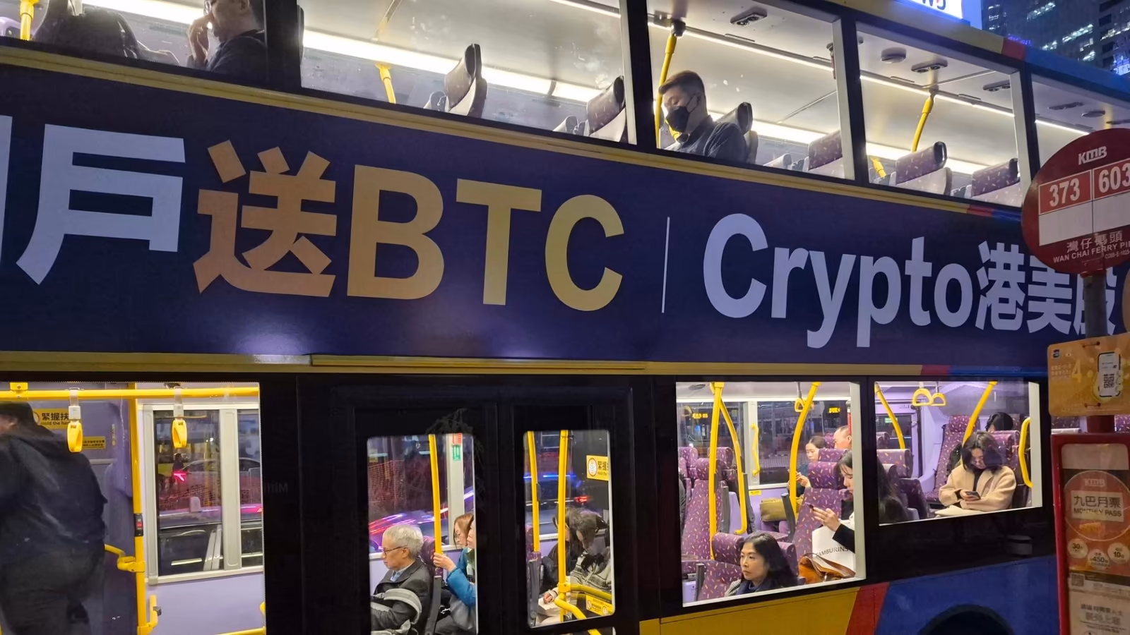 Biểu đồ minh họa quy tắc 500 ngày của Bitcoin qua các chu kỳ, với điểm mua và bán theo mô hình, so sánh với dòng tiền ETF và khai thác